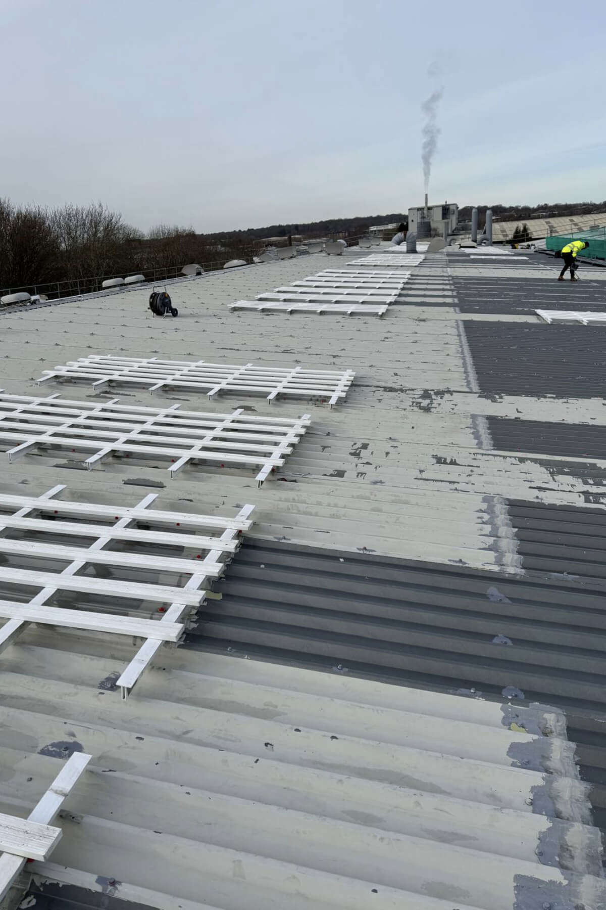 Roof railing and worker